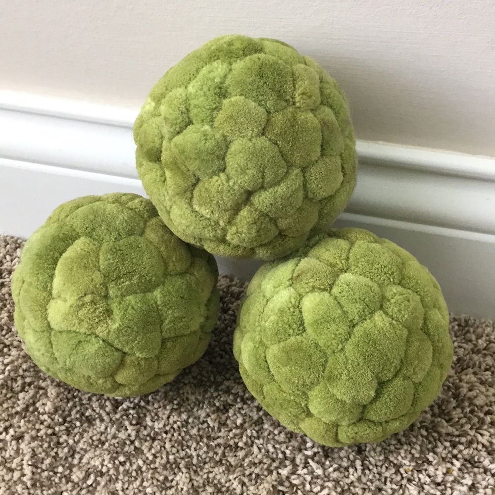 Set of three “moss” decor balls